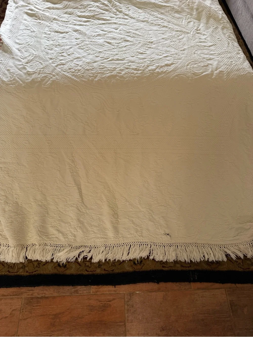 VTG Bates Queen Elizabeth Cream Matelasse Fringe Bedspread 90 x 104